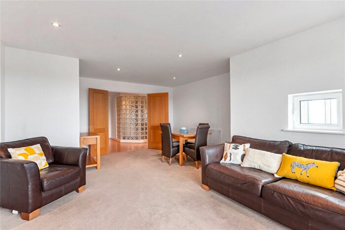 2 Bedroom Flat To Rent In Lumiere Court, Balham High Road, London, SW17