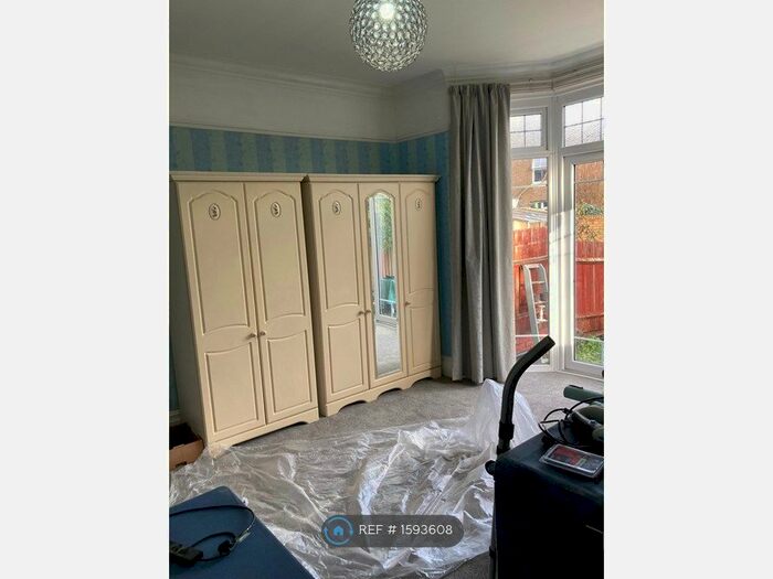 1 Bedroom Flat To Rent In Ground Floor, London, N12