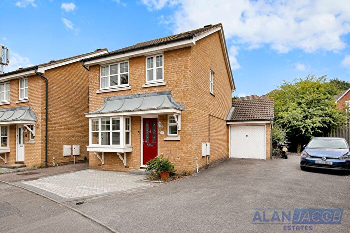 3 Bedroom Link Detached House For Sale In Kershaw Close, Hornchurch, RM11