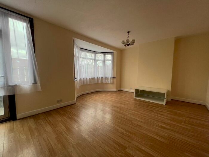 3 Bedroom Maisonette To Rent In Billet Road, London, E17
