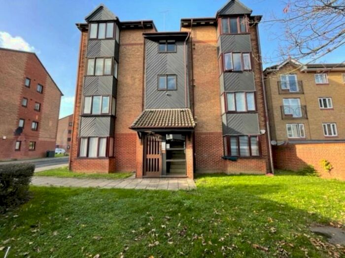 Flat To Rent In Cricketers Close, Erith, DA8
