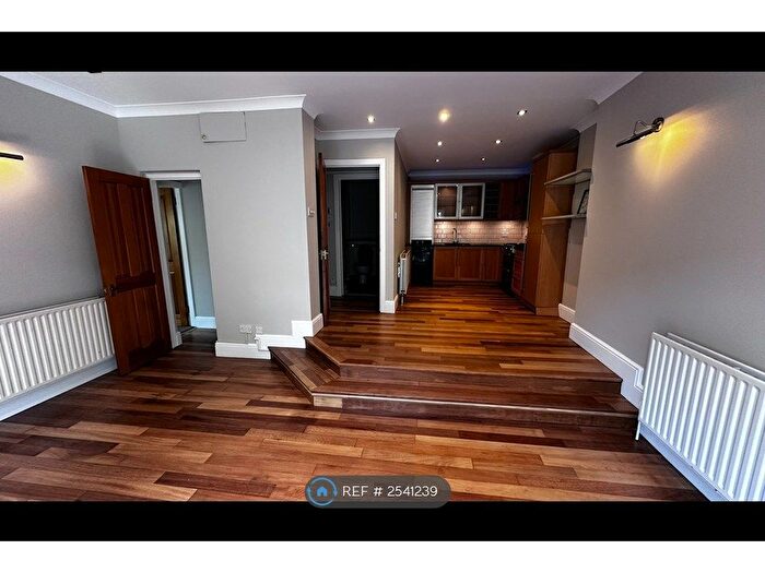 2 Bedroom Flat To Rent In Westwell Road, London, SW16