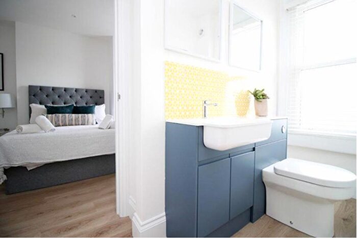 3 Bedroom Flat To Rent In Park Street, Mayfair, W1K