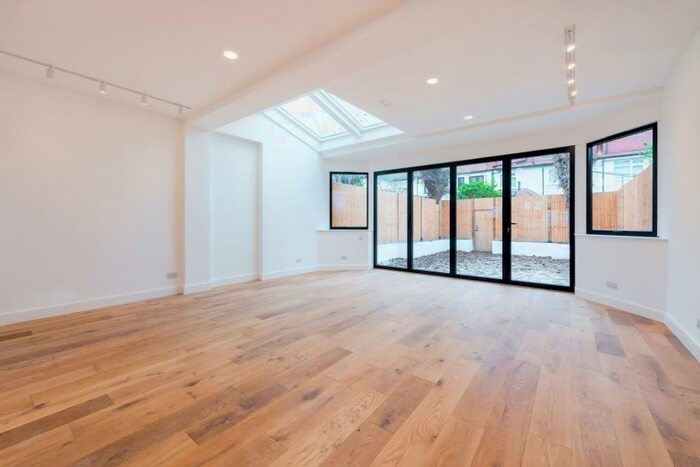 4 Bedroom Terraced House To Rent In Dingwall Gardens, Temple Fortune, NW11