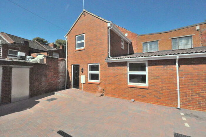 2 Bedroom House To Rent In Oakley Street, Nothampton, NN1