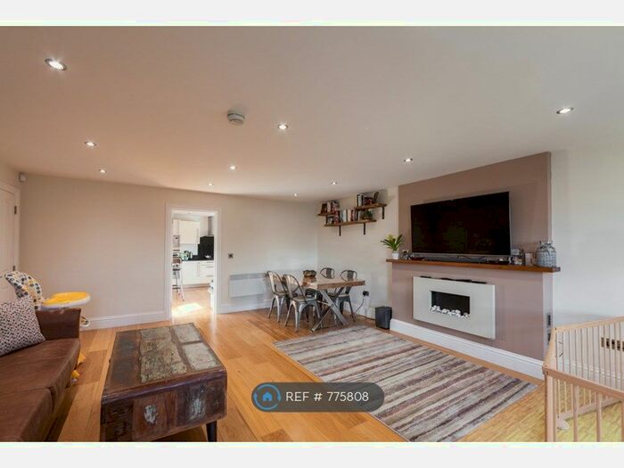 2 Bedroom Flat To Rent In Hazeltree Lodge, London, N13