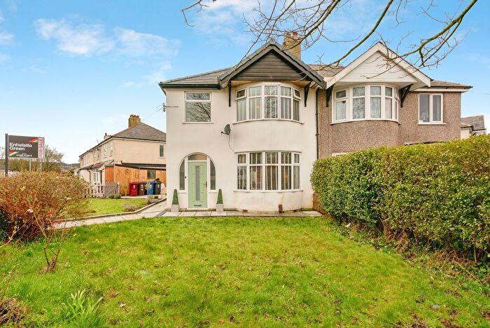 3 Bedroom Semi Detached House For Sale In Springwood Road, Burnley, Lancashire, BB10