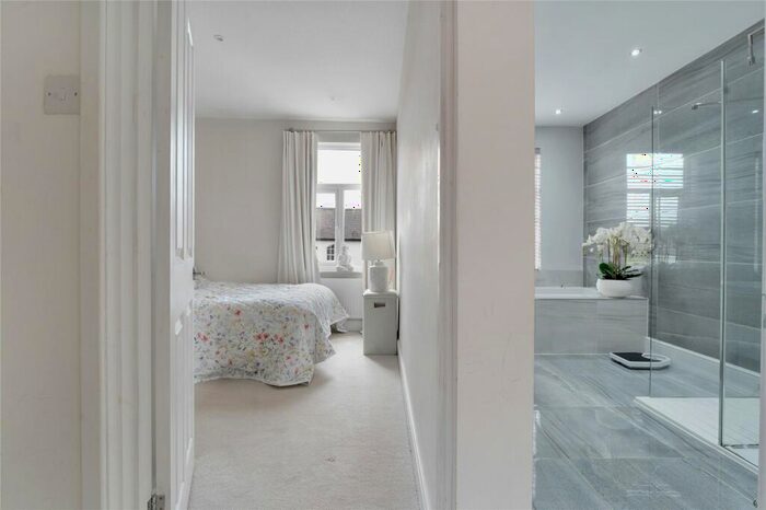 3 Bedroom End Of Terrace House For Sale In Avenue Road Extension, Clarendon Park, Leicester, LE2