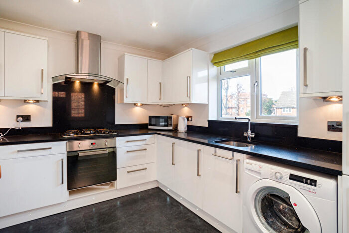 2 Bedroom Maisonette To Rent In Uxbridge Road, Kingston Upon Thames, Surrey, KT1