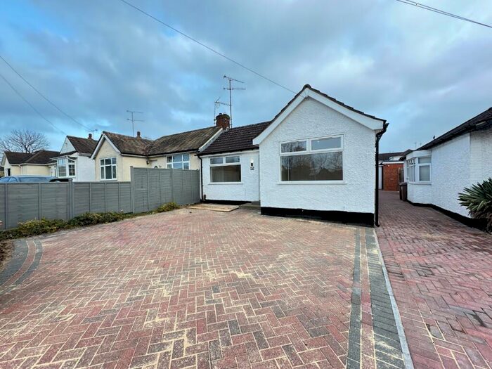 2 Bedroom Bungalow To Rent In Icknield Way, Luton, Bedfordshire, LU3