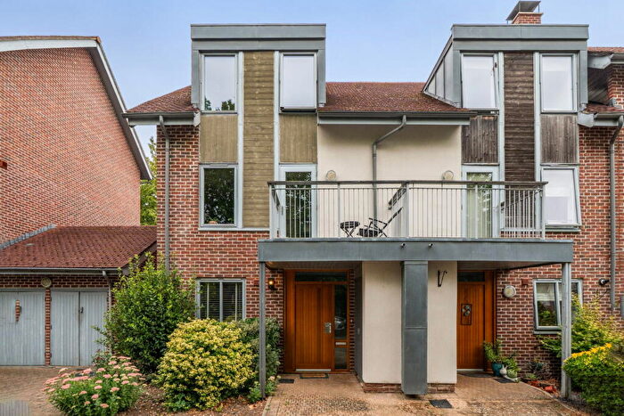 4 Bedroom Town House For Sale In Pillarbox Gardens, Basingstoke, RG24