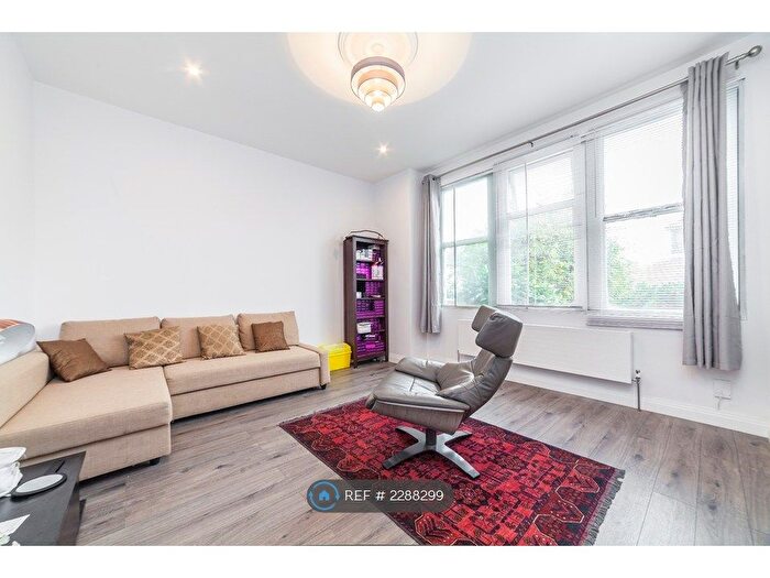 2 Bedroom Flat To Rent In East Sheen, London, SW14
