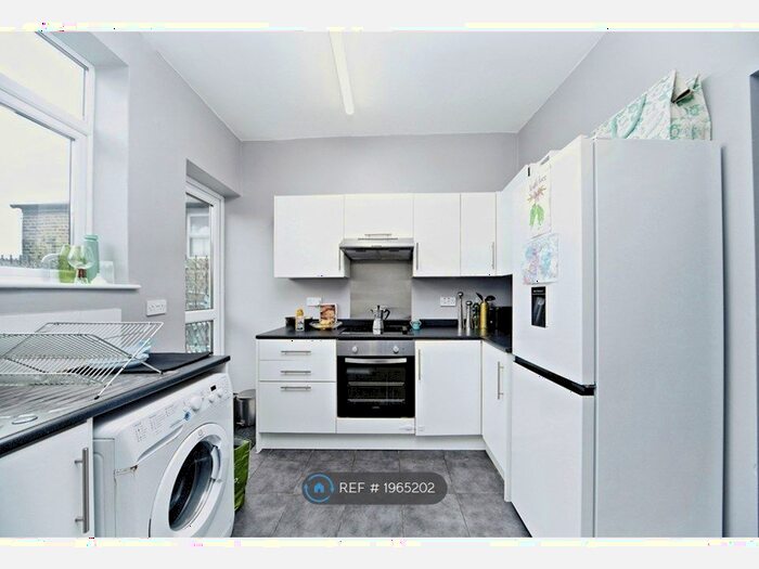 3 Bedroom Flat To Rent In Wolfington Road, London, SE27