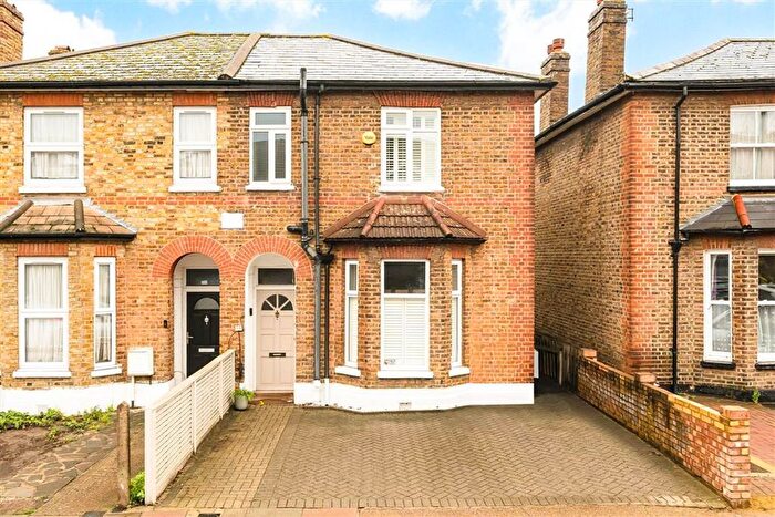 3 Bedroom Flat To Rent In Manor Road, North Sheen, TW9