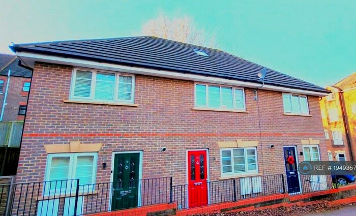 2 Bedroom Terraced House To Rent In Kingswood Court, Luton, LU1