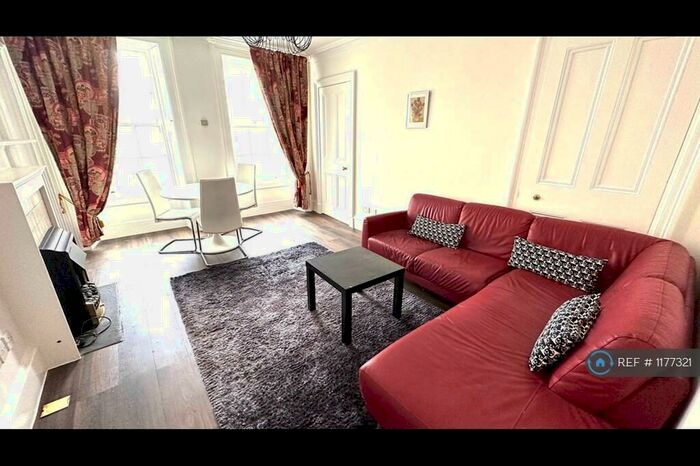 3 Bedroom Flat To Rent In Old Assembly Close, Edinburgh, EH1