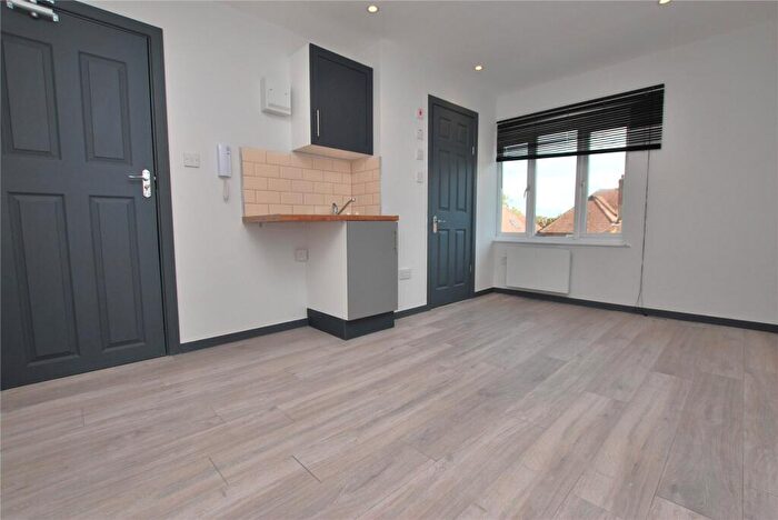 1 Bedroom House Of Multiple Occupation To Rent In Raymond Crescent, Guildford, Surrey, GU2