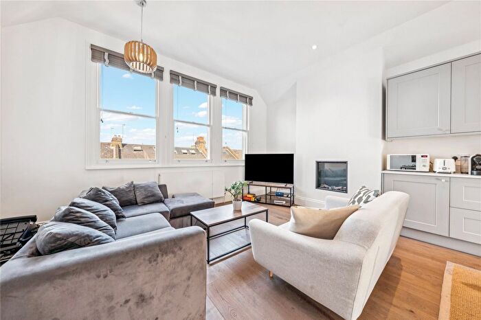 3 Bedroom Maisonette To Rent In Blandfield Road, SW12