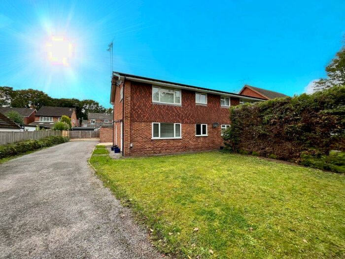 2 Bedroom Maisonette To Rent In Fernhill Road, Farnborough, Hampshire, GU14