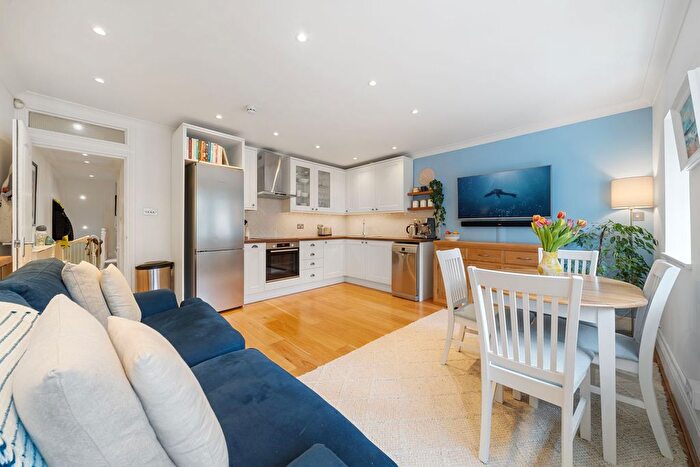 3 Bedroom Flat For Sale In Upper Tollington Park, London, N4