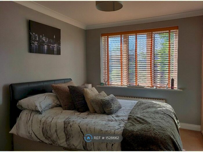 2 Bedroom Flat To Rent In The Lamports, Alton, GU34