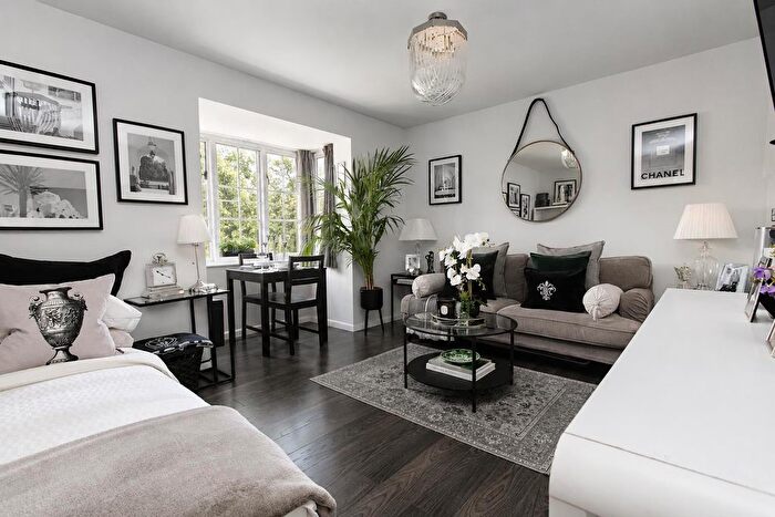 Studio For Sale In Foxglove Way, Wallington, SM6