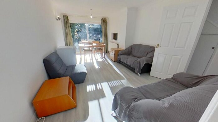 4 Bedroom Semi-Detached House To Rent In Guildford Park Avenue, Guildford, GU2