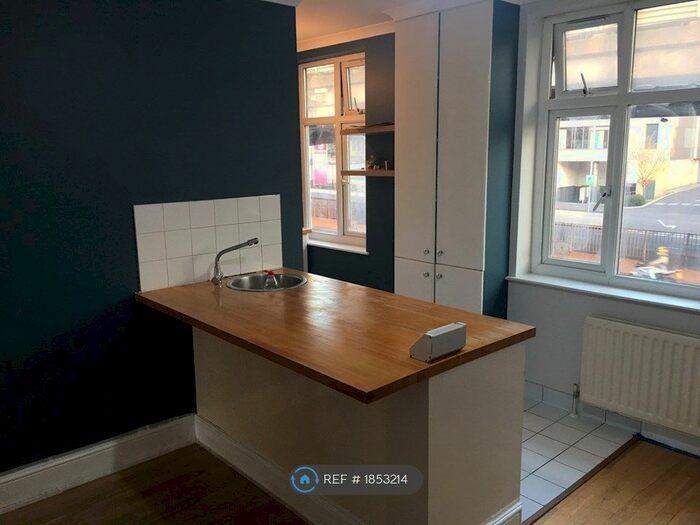 1 Bedroom Flat To Rent In Great West Road, Brentford, TW8