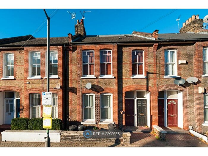 2 Bedroom Flat To Rent In Battersea, London, SW8