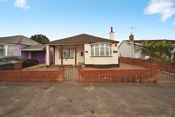 3 Bedroom Detached Bungalow For Sale In Locarno Avenue, Luton, LU4