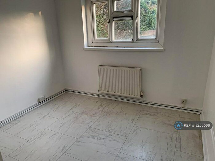 2 Bedroom Flat To Rent In Chingford Lane, Woodford Green, IG8