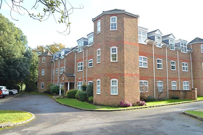 2 Bedroom Flat To Rent In Yew Place Oatlands Chase, Weybridge, KT13