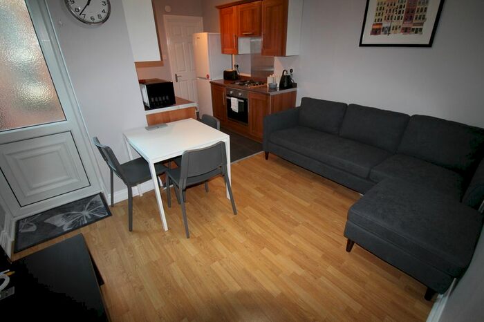 3 Bedroom Flat To Rent In Myrtle Grove, Newcastle Upon Tyne, NE2