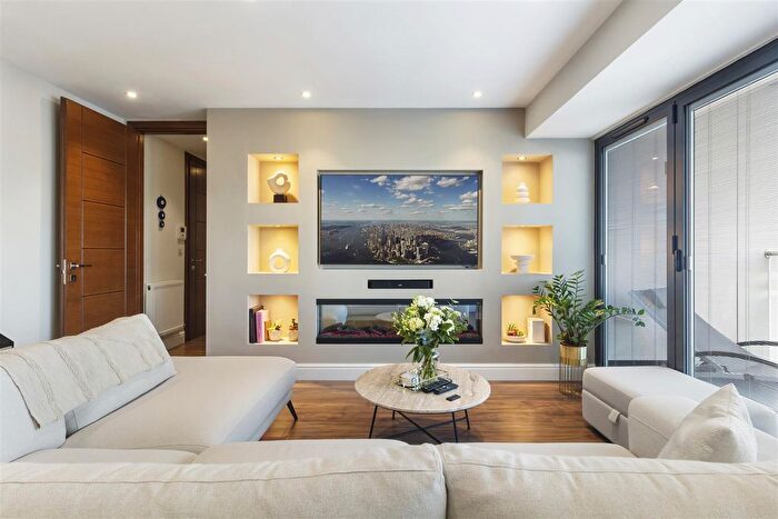 2 Bedroom Flat For Sale In East Barnet Road, Barnet, EN4