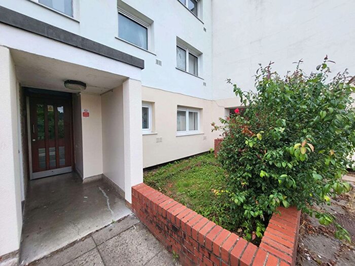 2 Bedroom Flat To Rent In Essex Close, LU1