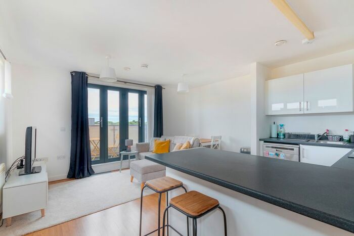 2 Bedroom Flat To Rent In Island Farm Road, West Molesey, KT8