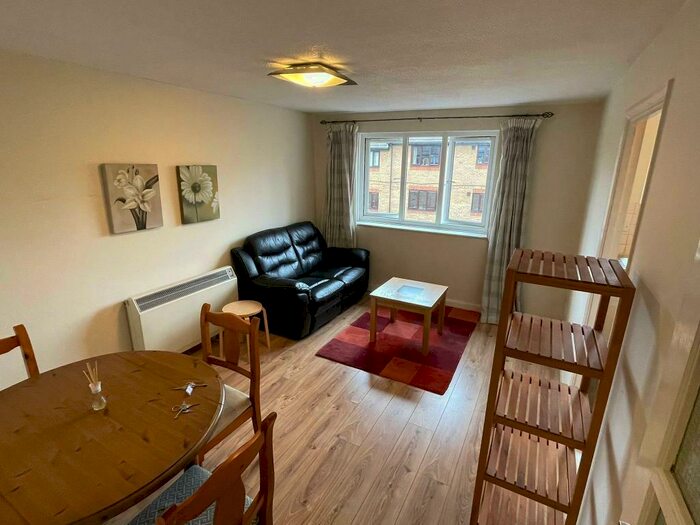 1 Bedroom Flat To Rent In Ringwood Gardens, Docklands, London, E14