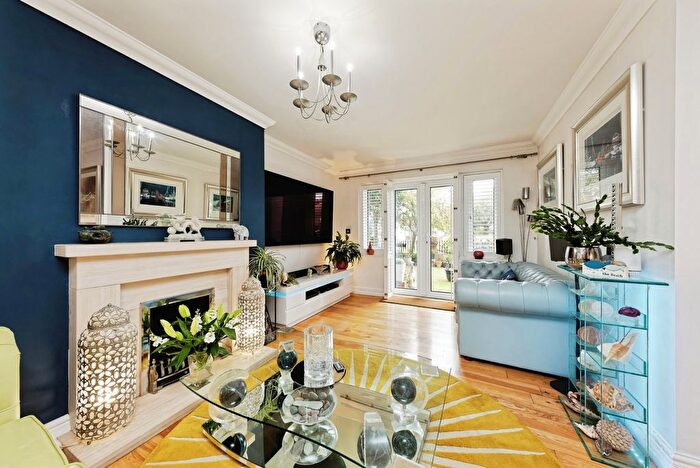 2 Bedroom Flat For Sale In Kingsgate Avenue, Broadstairs, Kent, CT10