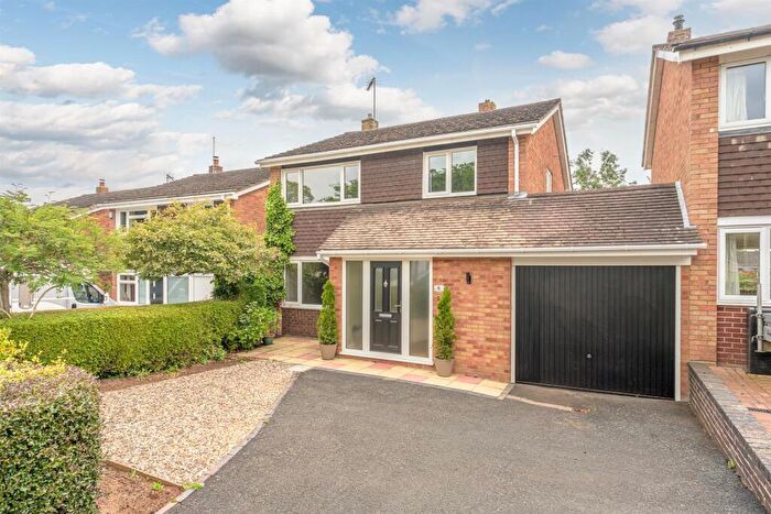 4 Bedroom Link Detached House For Sale In Wolverley Avenue, Stourbridge, DY8
