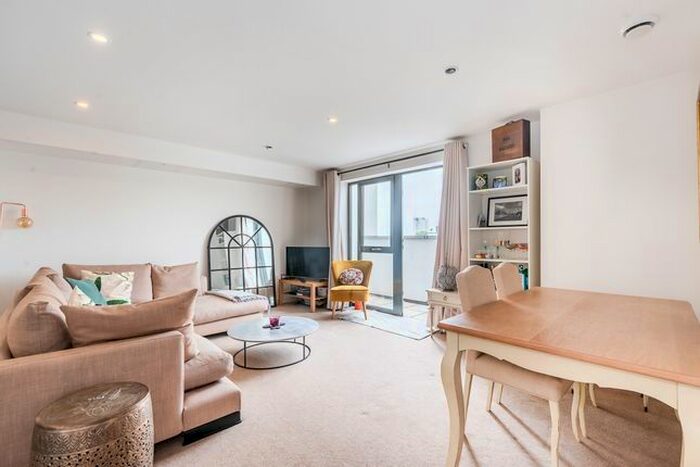 2 Bedroom Flat To Rent In Bicycle Mews, London, SW4
