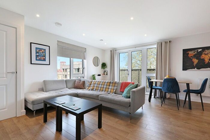 2 Bedroom Flat For Sale In Broome Way, London, SE5