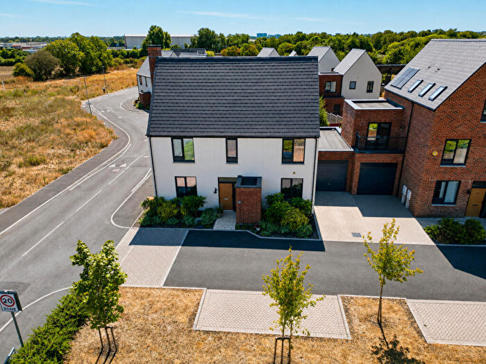 4 Bedroom Detached House For Sale In College Gardens, Rochford, SS4
