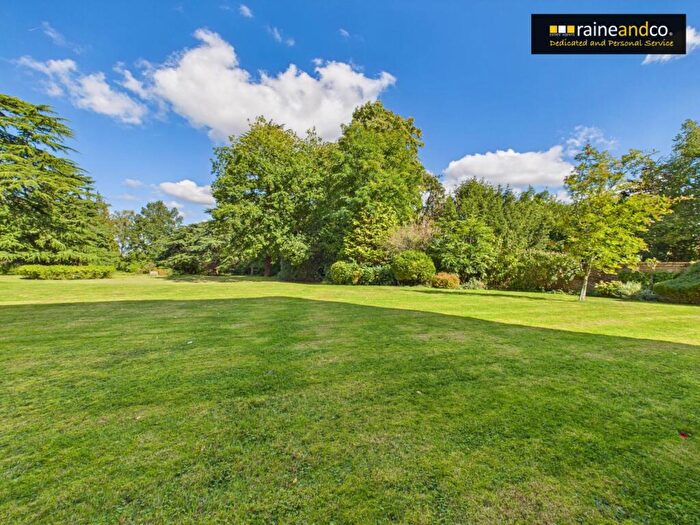 3 Bedroom Apartment For Sale In Hawkshead Road, Potters Bar, EN6