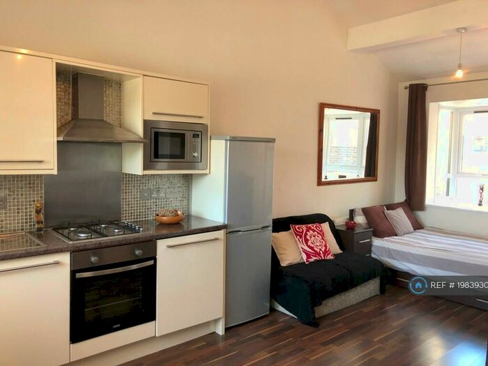 Studio To Rent In Ironmongers Place, London, E14