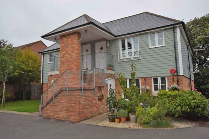 2 Bedroom Flat To Rent In South Street, Pennington, Lymington, Hampshire, SO41