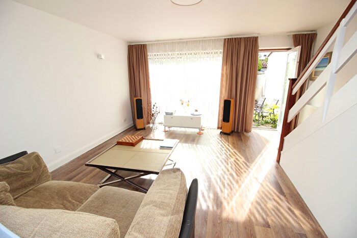 3 Bedroom End Of Terrace House For Sale In Green Lane, Worcester Park, KT4