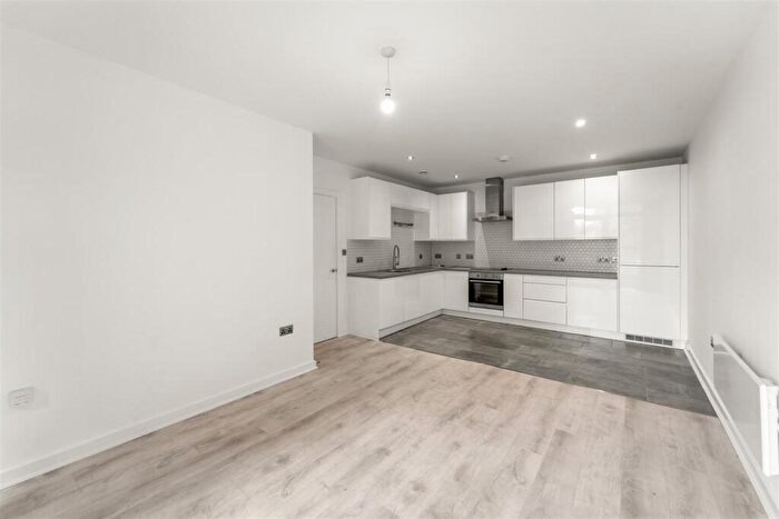 2 Bedroom Apartment To Rent In Maple Court, Cross Street, Sale, M33