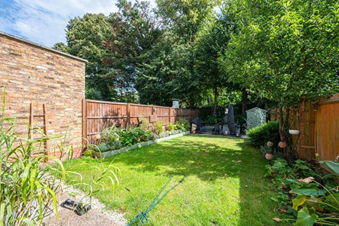 1 Bedroom Flat To Rent In Oakhurst Grove, East Dulwich, London, SE22