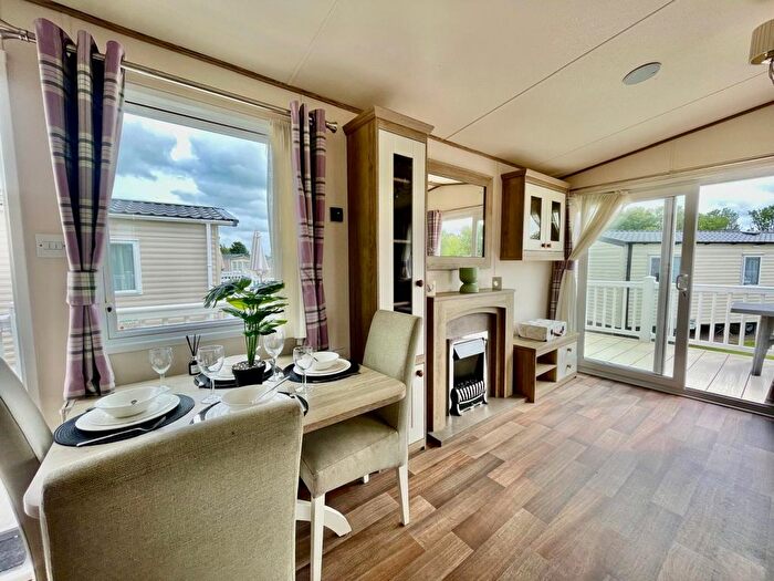 3 Bedroom Park Home For Sale In Broadway Lane, South Cerney, Cirencester, GL7