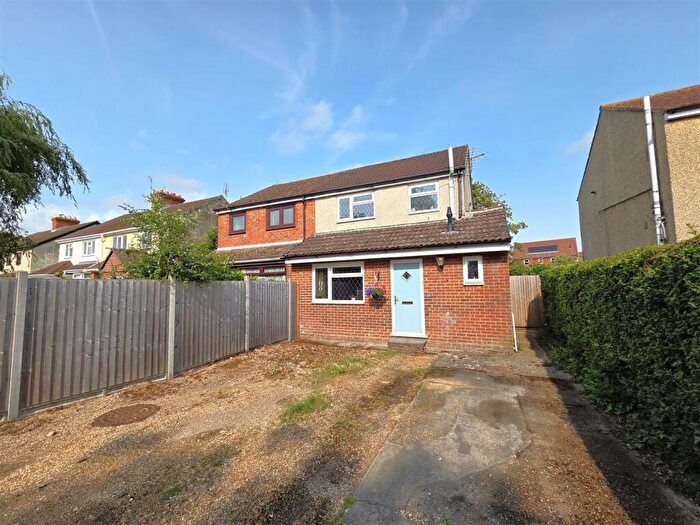 3 Bedroom Semi-Detached House For Sale In School Road, Wickham, PO17